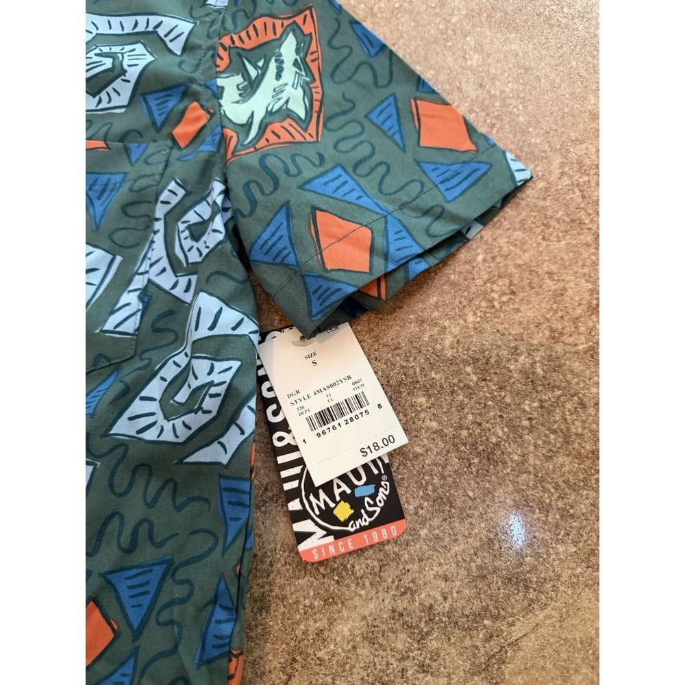 Boys' Maui & Sons Short Sleeve Button-Up Geometric Shark Print Size Small NWT - Picture 4 of 7